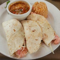 Foto tomada en La Parrilla Mexican Restaurant  por Mollie B. el 7/13/2013