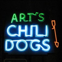 Foto scattata a Arts Famous Chili Dog Stand da Arts Famous Chili Dog Stand il 2/21/2016