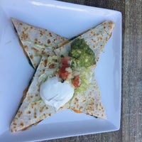 รูปภาพถ่ายที่ Refried Beans Mexican Restaurant โดย D-Butterfly G. เมื่อ 5/10/2018