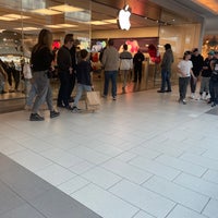 Photo taken at Apple Roosevelt Field by Frank on 11/6/2021