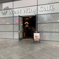 Foto scattata a West Wing Cafe da Sinclair il 2/17/2023