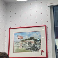 Photo taken at In-N-Out Burger by Aybüke K. on 10/26/2022