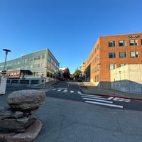 รูปภาพถ่ายที่ Google Seattle - Fremont Campus โดย Gorkem เมื่อ 10/8/2023