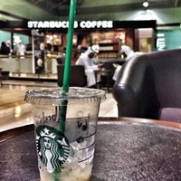 Foto tirada no(a) Starbucks por Geoffy👑 em 11/24/2015