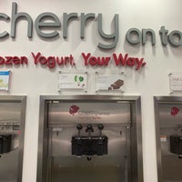 รูปภาพถ่ายที่ Cherry On Top โดย Nancy S. เมื่อ 11/14/2019