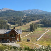 Photo taken at Lake Louise Ski Area &amp; Mountain Resort by HY C. on 9/11/2022