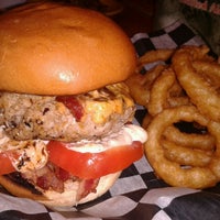 Foto diambil di Elwoods Barbecue &amp;amp; Burger Bar oleh Jonathan pada 12/11/2013