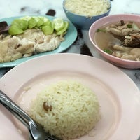 Photo taken at Mongkol Wattana Chicken Rice by TUM เด็กผี 💯% on 1/7/2018