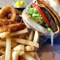 Photo taken at The Habit Burger Grill by Wai on 3/16/2018