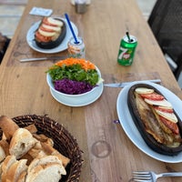 รูปภาพถ่ายที่ Yalçınkaya Cafe &amp;amp; Restaurant โดย Selvinaz Ç. เมื่อ 9/27/2020