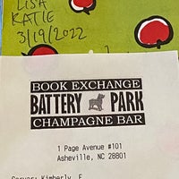 Foto scattata a Battery Park Book Exchange And Champagne Bar da Jason il 3/19/2022