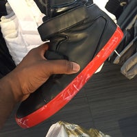 Photo taken at House of Hoops by Foot Locker by TJ on 10/17/2015