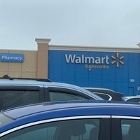 รูปภาพถ่ายที่ Walmart Supercentre โดย Drew P. เมื่อ 12/26/2018