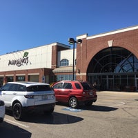 Photo taken at Mariano&amp;#39;s Fresh Market by Drew P. on 9/29/2017