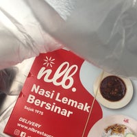 Photo taken at Nasi Lemak Bersinar by Harns on 8/11/2021