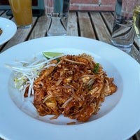 Das Foto wurde bei Sukhothai Restaurant von Angela W. am 5/1/2022 aufgenommen