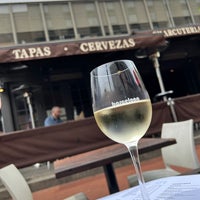 Foto scattata a Barcelona Wine Bar Restaurant da Angela W. il 5/14/2022