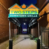 Foto tomada en Two Steps Downtown Grille  por Angela W. el 6/25/2022