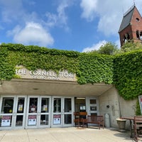 Foto tomada en The Cornell Store  por Angela W. el 6/9/2021