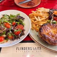 Foto tirada no(a) Flinders Lane por Angela W. em 5/13/2023