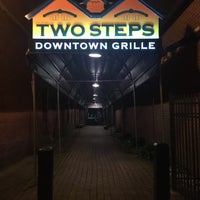 Foto tomada en Two Steps Downtown Grille  por Angela W. el 7/8/2017