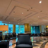 Foto diambil di Lobby Lounge at Makati Shangri-La oleh Dan G. pada 12/27/2023