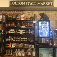 Das Foto wurde bei Fulton Stall Market von J S. am 5/13/2019 aufgenommen