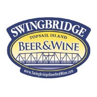 รูปภาพถ่ายที่ Swingbridge Beer &amp;amp; Wine โดย Chris H. เมื่อ 6/28/2013