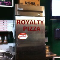 Das Foto wurde bei Royalty Pizza von Camille L. am 12/15/2012 aufgenommen