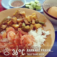 Photo taken at Rarn Mae Praving (Southerner&amp;#39;s Cuisine) by Peerasak C. on 3/22/2013