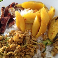 Photo taken at Rarn Mae Praving (Southerner&amp;#39;s Cuisine) by Peerasak C. on 4/28/2014