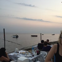 Das Foto wurde bei Yeşilim Camping Restaurant von Gamze am 7/18/2021 aufgenommen