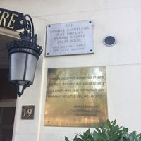 Foto diambil di Hôtel du Quai Voltaire (L&amp;#39;) oleh Gamze pada 6/18/2017