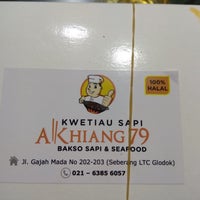 Foto tirada no(a) Kwetiau Sapi Akhiang 79 - Gajah Mada por cien em 6/18/2018