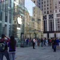 Photo taken at Apple Fifth Avenue by Hélio Y. on 5/12/2013