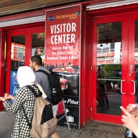 Foto diambil di Gray Line New York Visitor Center oleh Johan S. pada 5/3/2018