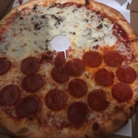 Снимок сделан в Famous Famiglia Pizza пользователем Johan S. 3/4/2019