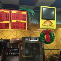 Foto tomada en Golden Krust Caribbean Restaurant  por Maliyka M. el 12/21/2014