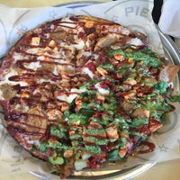 รูปภาพถ่ายที่ Pieology Pizzeria, The Market Place โดย Monique D. เมื่อ 5/1/2016