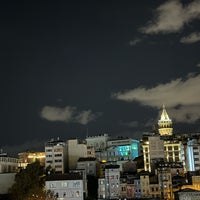 รูปภาพถ่ายที่ Roof Mezze 360 Restaurant โดย Tufan Özyamak เมื่อ 10/11/2023