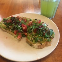 Снимок сделан в Veggie Grill пользователем Kenichi W. 5/21/2018