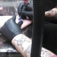 5/25/2014 tarihinde Raejaestrhessziyaretçi tarafından Royal Flesh Tattoo and Body Piercing'de çekilen fotoğraf
