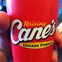 รูปภาพถ่ายที่ Raising Cane&#39;s Chicken Fingers โดย Heath C. เมื่อ 10/6/2012