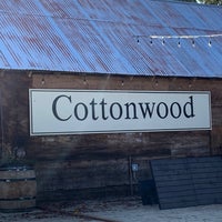 Foto scattata a Cottonwood Restaurant &amp;amp; Bar da Beth R. il 11/14/2021