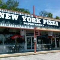 Снимок сделан в New York Pizza Department пользователем Carlos D. 7/18/2013