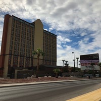 Foto diambil di River Palms Resort Hotel &amp;amp; Casino oleh Brandon B. pada 10/2/2018