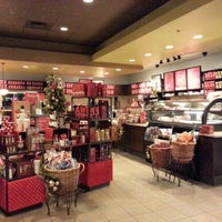 Photo taken at Starbucks by Jorgette Joanne on 11/29/2012