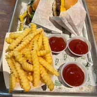 Photo taken at Shake Shack by Laura F. on 6/23/2022