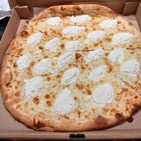 2/1/2022 tarihinde Laura F.ziyaretçi tarafından Famous Famiglia Pizza'de çekilen fotoğraf