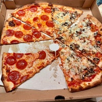 2/1/2022 tarihinde Laura F.ziyaretçi tarafından Famous Famiglia Pizza'de çekilen fotoğraf
